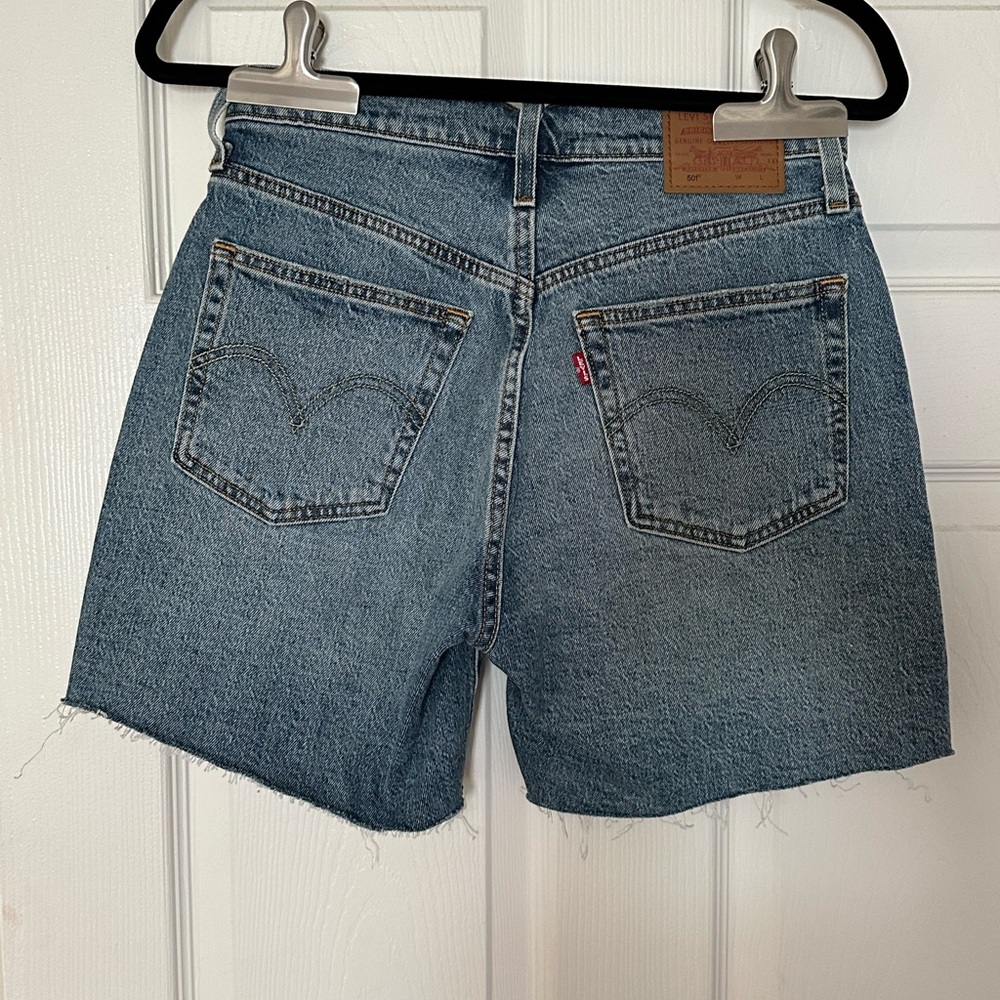 Levi’s mid thigh short size 27